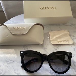 ❗️SOLD ❗️Valentino Women’s Sunglasses v722s